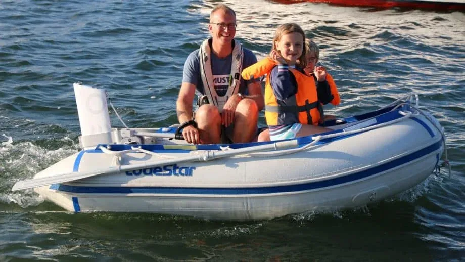 Benefits of an all-in-one electric outboard | father and daughter aboard a boat powered by RemigoOne